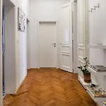 Spacious In Historic Centre & Free Parking Daire Ljubljana