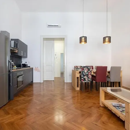 Spacious In Historic Centre & Free Parking Daire