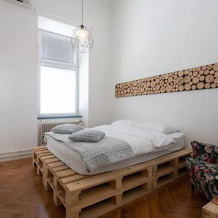 Spacious In Historic Centre & Free Parking Daire *