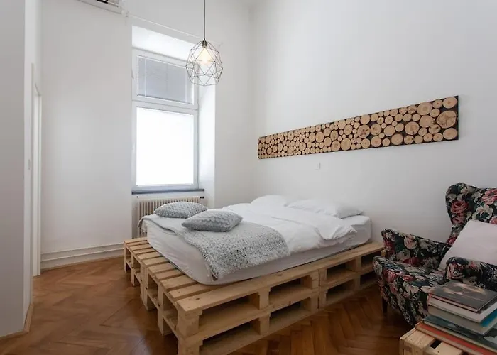 Spacious In Historic Centre & Free Parking شقة *