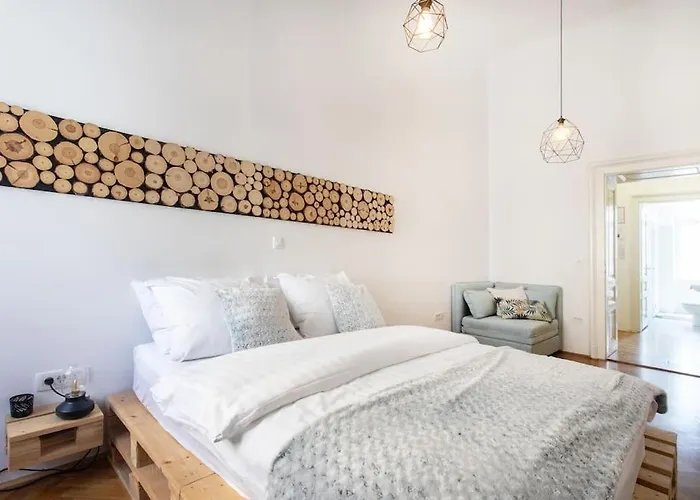 Spacious In Historic Centre & Free Parking